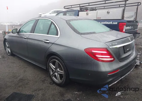 2017 Mercedes-Benz E 300 4Matic z USA, uszkodzony, nr VIN WDDZF4KB0HA036438